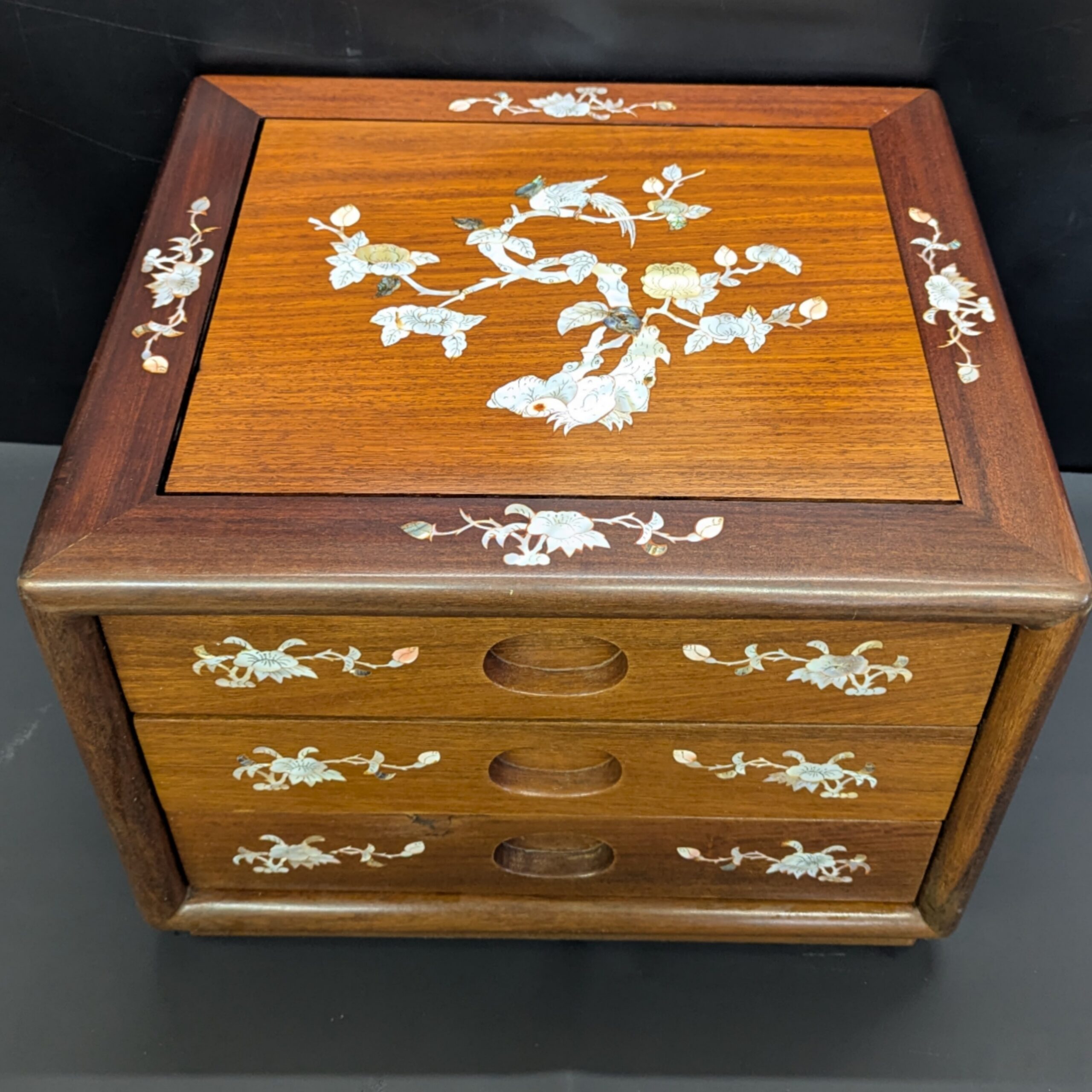 新座市にて螺鈿細工家具、昭和レトロな古家具、桐タンス、薬タンス、食器、置物などの収集品を買取させて頂きました。