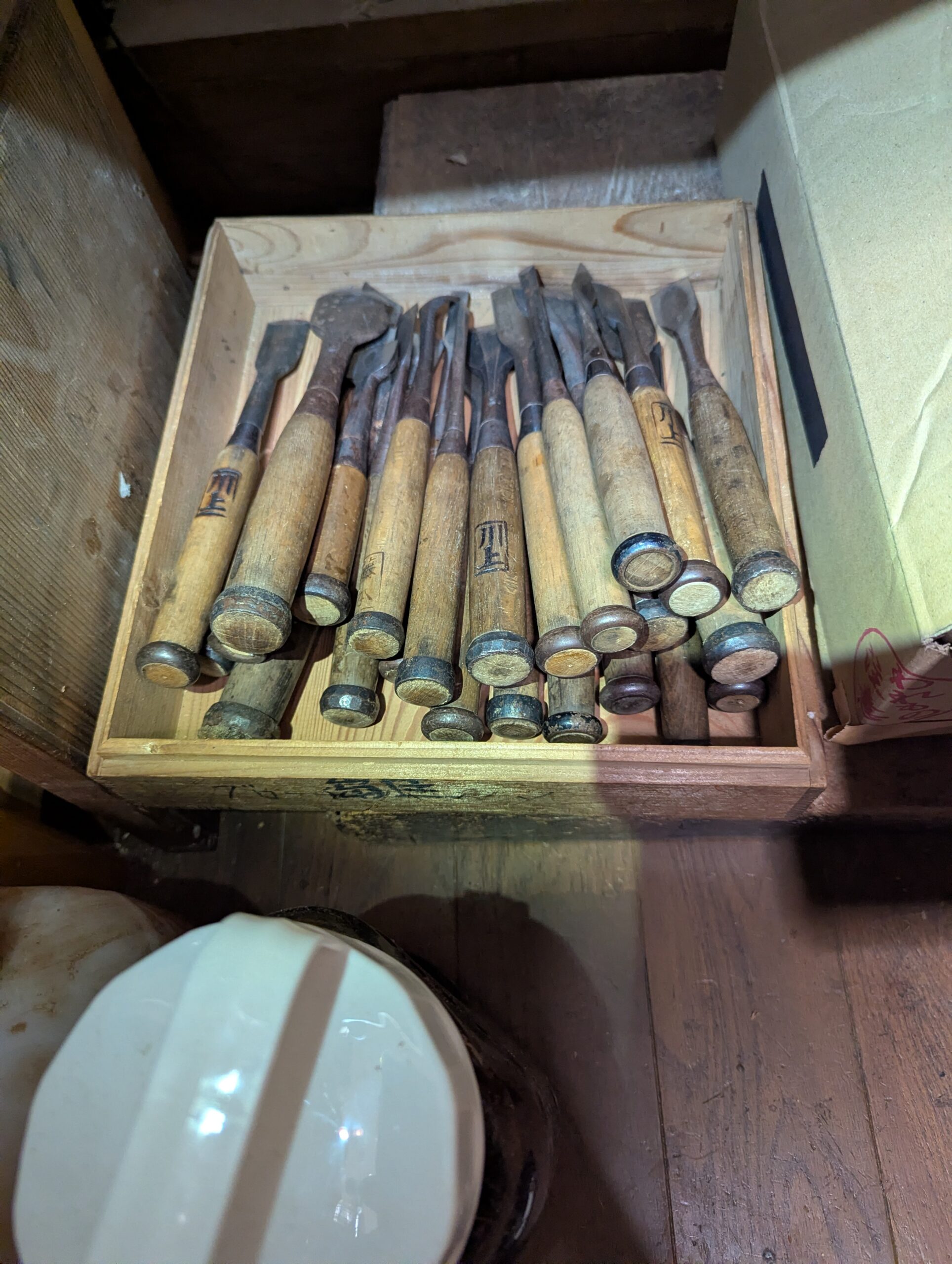 熊谷市で実家の解体に伴い、古家具や生前両親が収集していた彫刻刀、カンナ、大工道具などや、和太鼓、三味線など不用品の買取をお願いしたいとのご相談です。